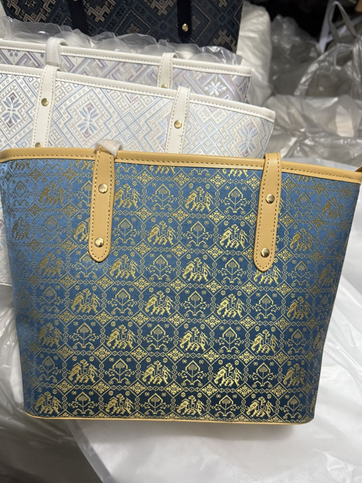 Jin Fashionable Retro Large Capacity Portable Tote Bag