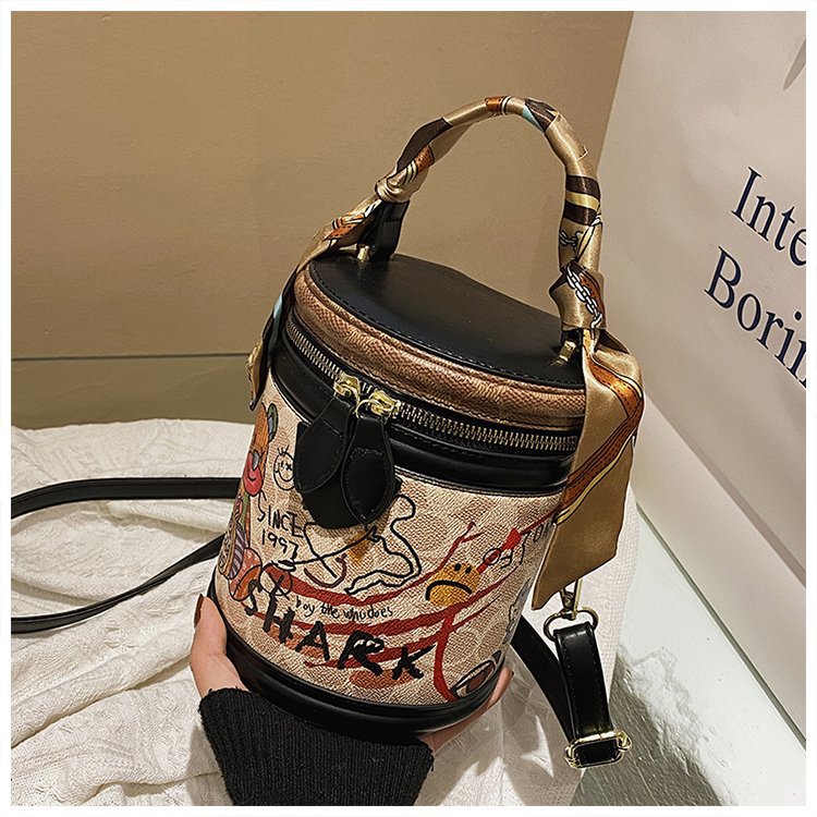Women's Bear Iti Round Trendy Stylish Textured Women's Shoulder Bag