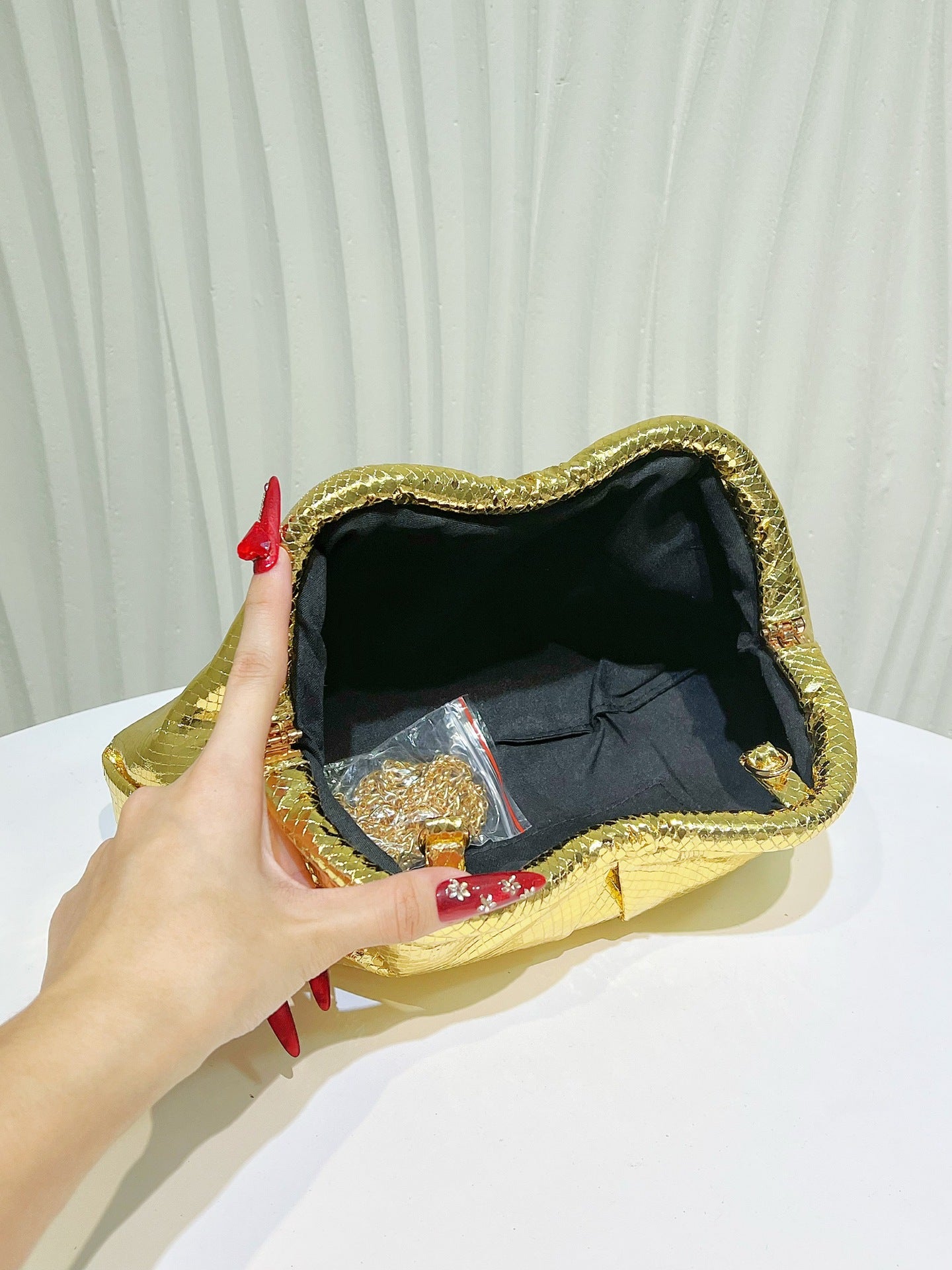 Shiny Fashionable Exquisite Textured Simple Light Dinner Bag