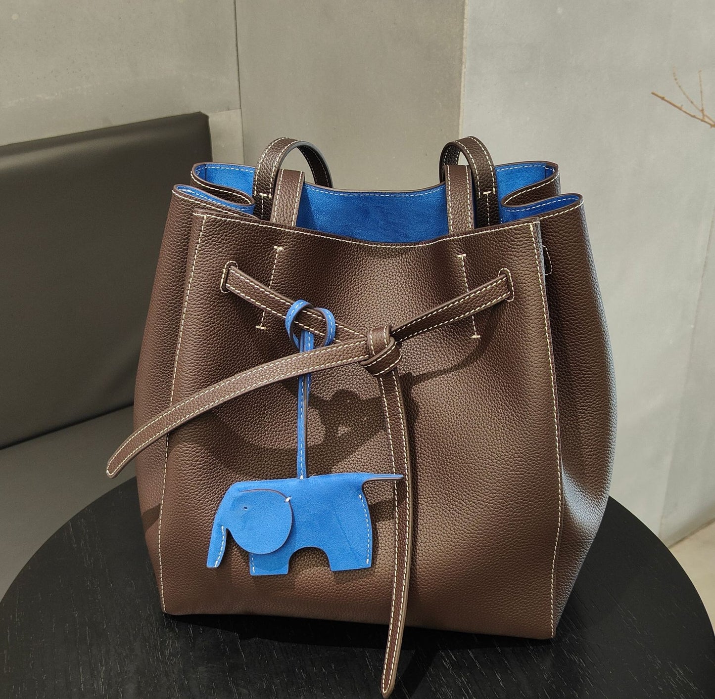 Women's Large Capacity Drawstring First Layer Cowhide Commuter Women's Shoulder Bag