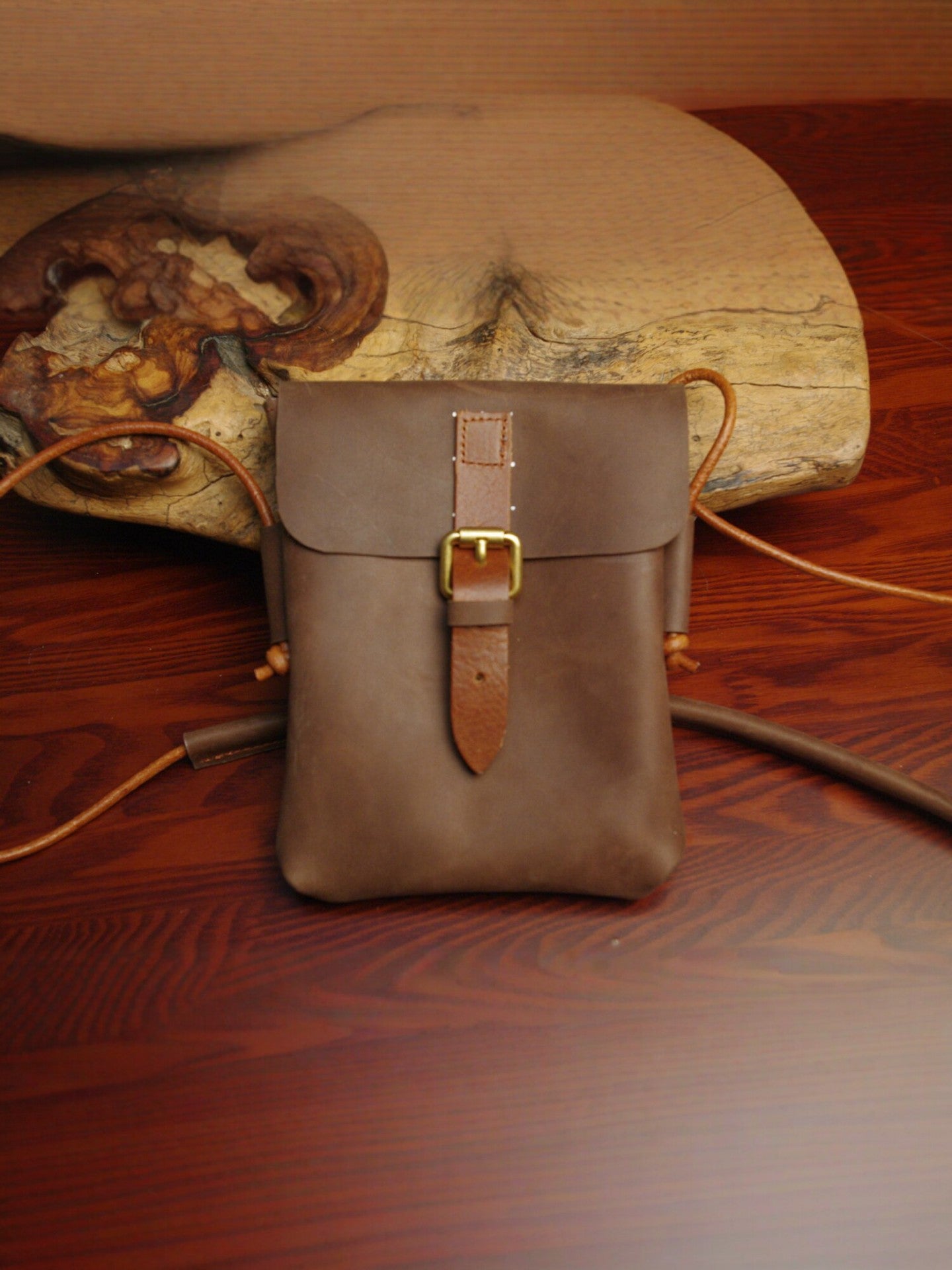 Women's & Men's Strap Retro Cowhide Saddle Mobile Daily Storage Artistic Phone Bags