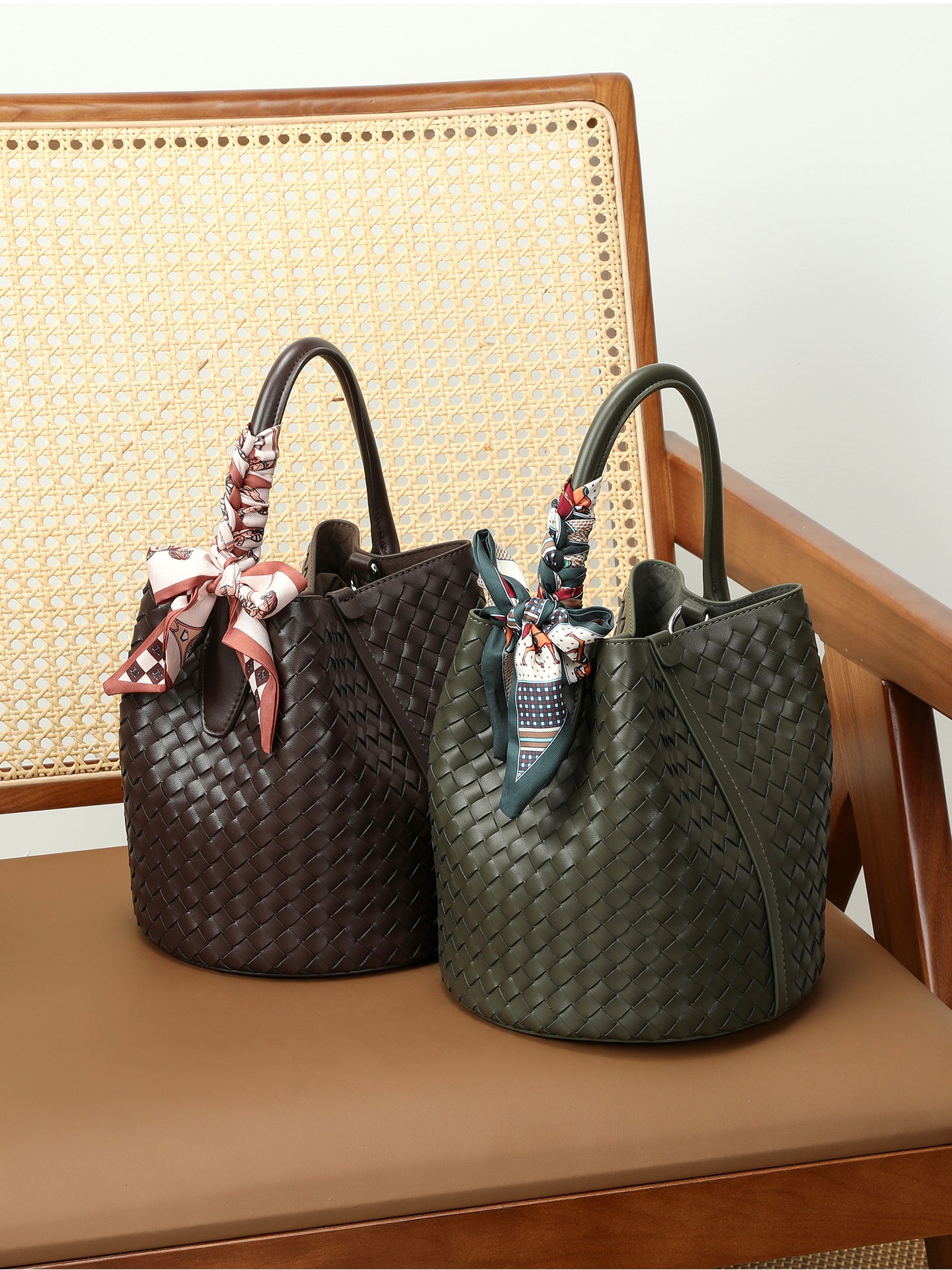 Women's Retro High-grade Authentic Weave Large Capacity Portable Vegetable Women's Leather Bag