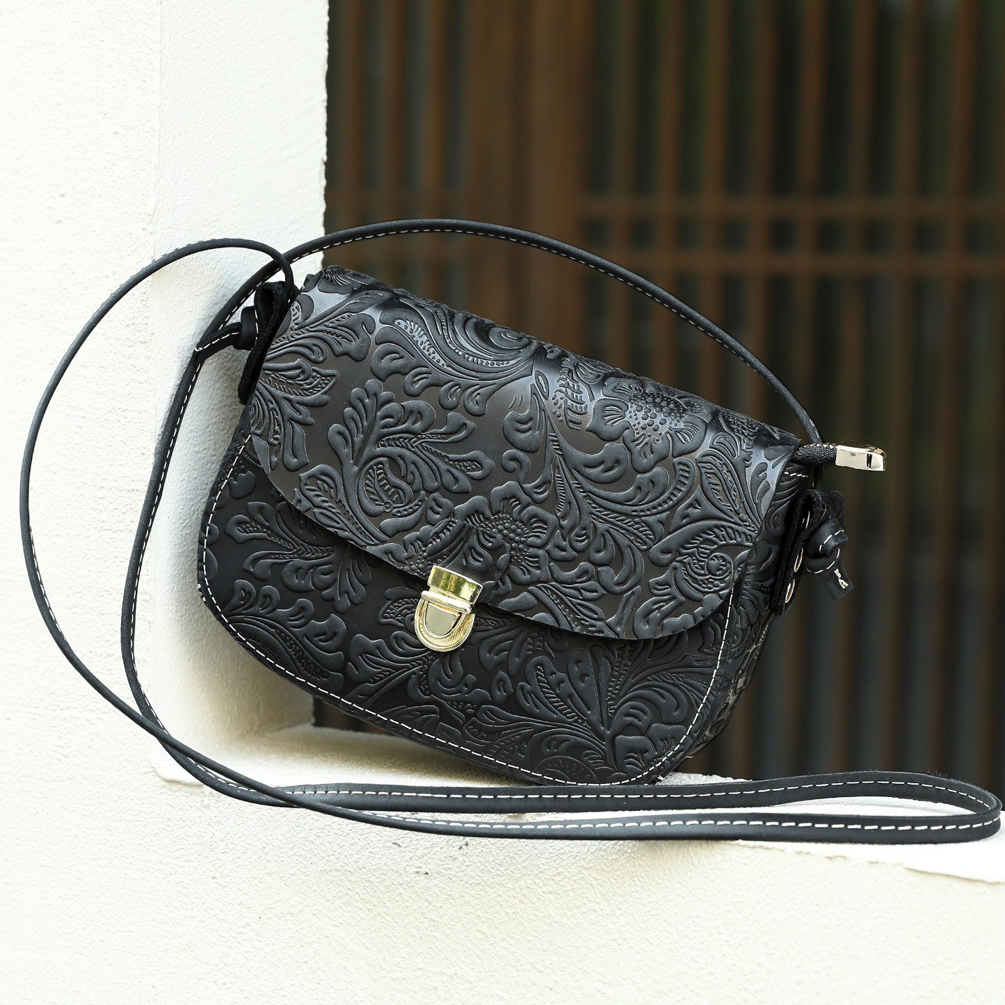 Sling First Layer Cowhide Embossed Retro Lock