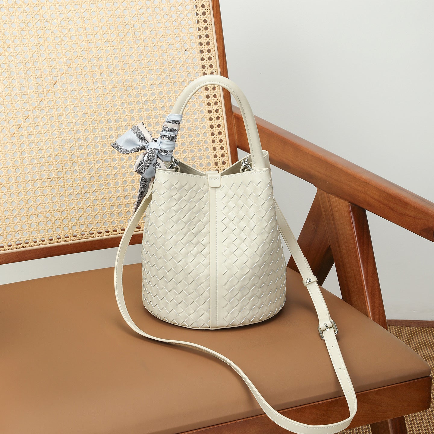 Women's Retro High-grade Authentic Weave Large Capacity Portable Vegetable Women's Leather Bag