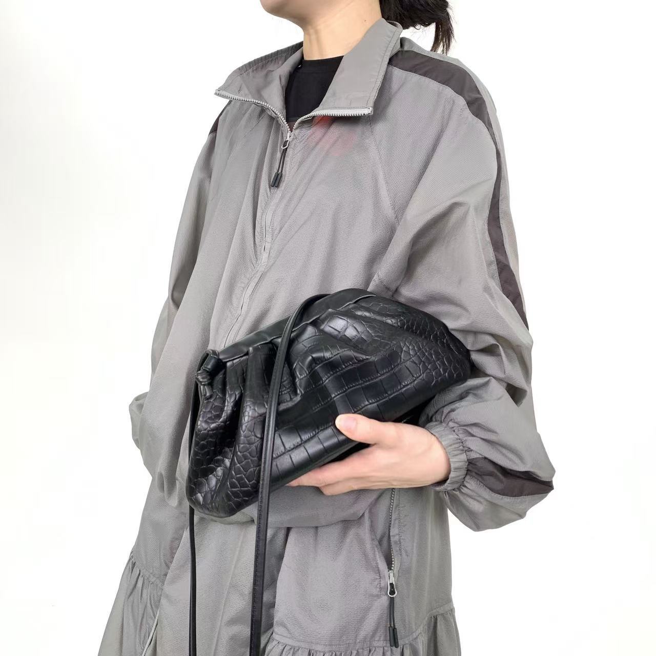 Women's Fashion Crocodile Pattern Cloud Pleated Elegant Women's Clutch