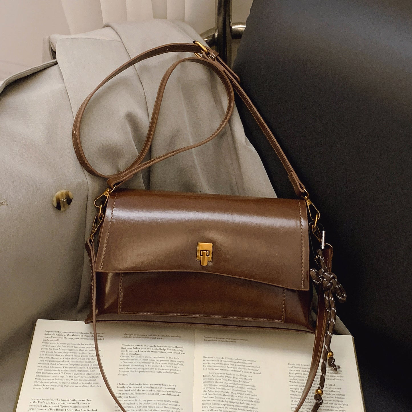 Women's Retro Oil Wax Skin Underarm Simple Commute Bags