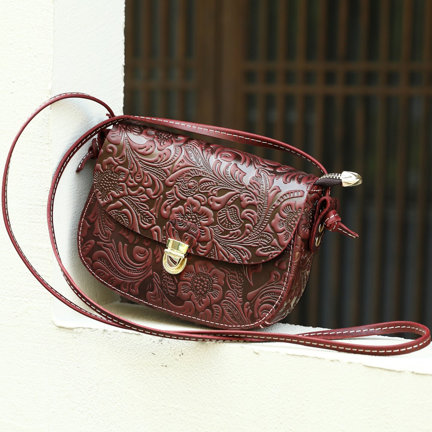 Sling First Layer Cowhide Embossed Retro Lock