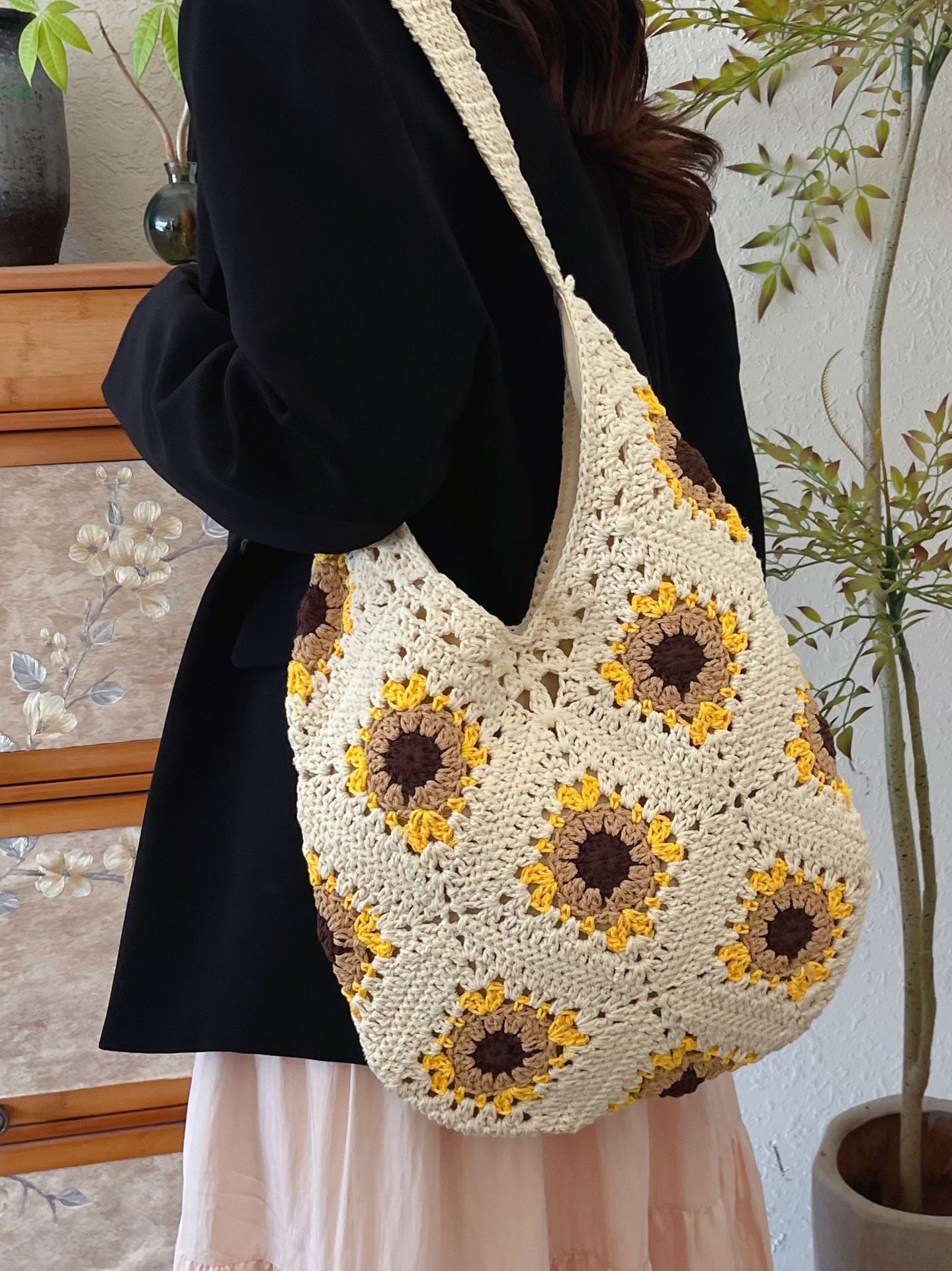 Granny Hollow Flower Woven Holiday Straw Tote Bag