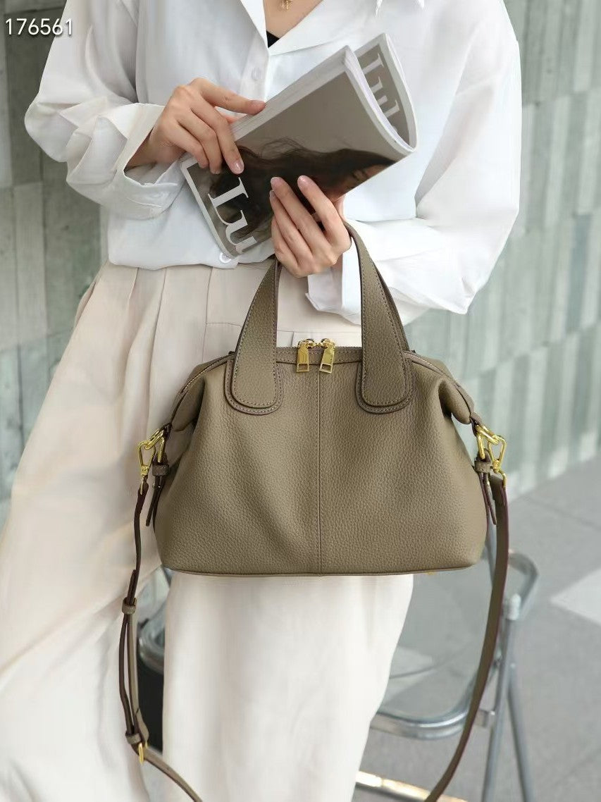 Women's Genuine Leather High-grade Large Capacity First Women's Messenger Bag