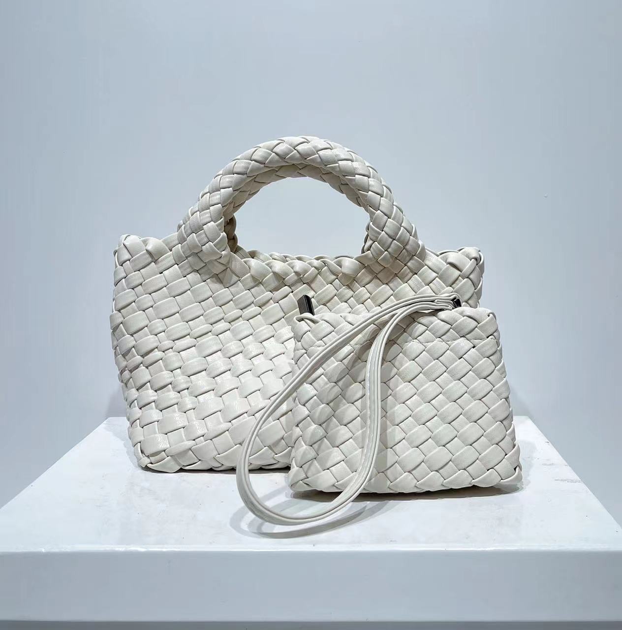 Women's Pretty Hand-woven Vegetable Basket Chain Women's Shoulder Bag