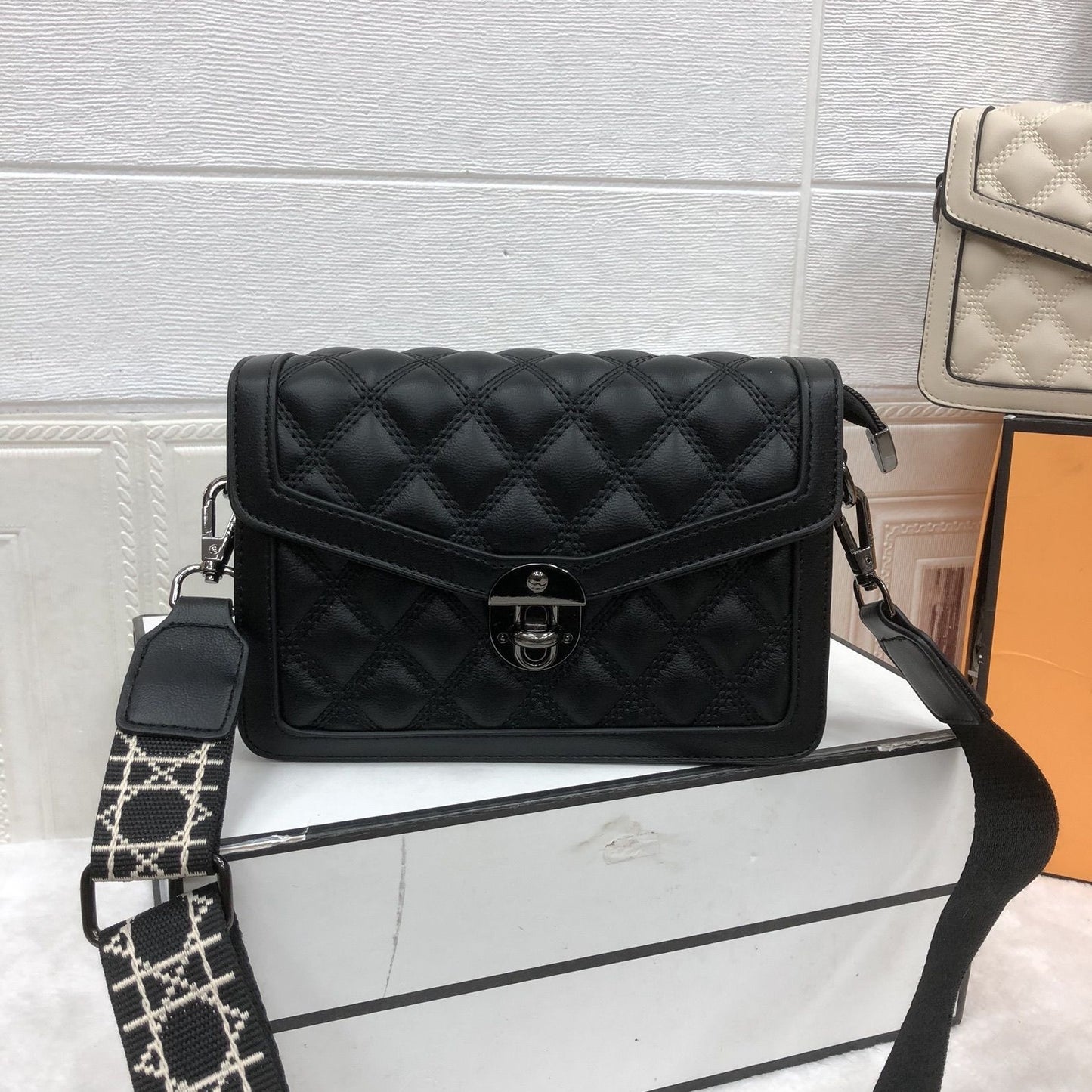 Women's Versatile Fashion Rhombus Chain Commute Pouch Women's Shoulder Bag