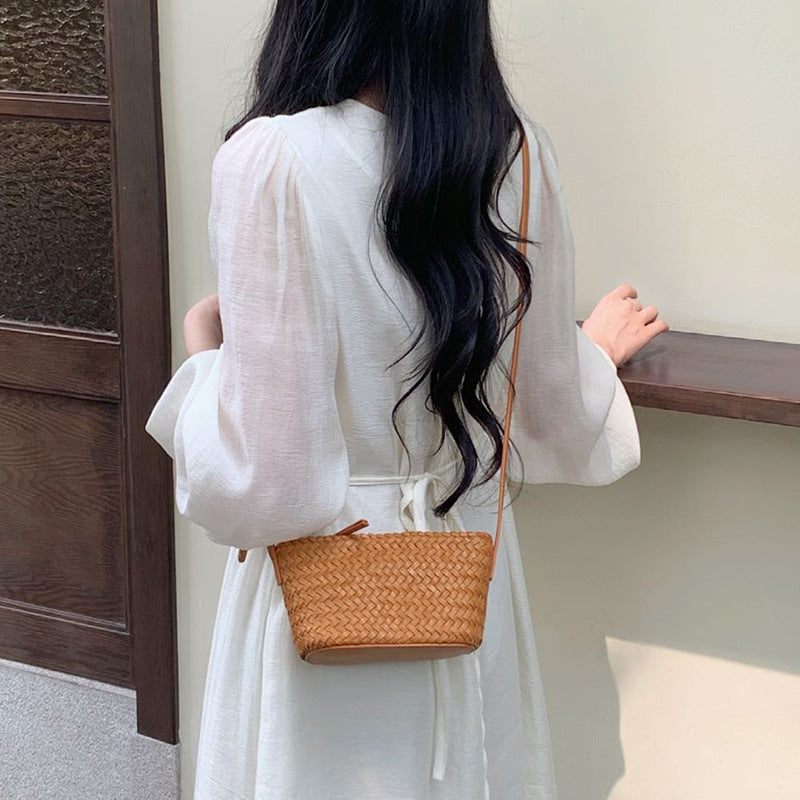 Women's First Layer Cowhide Woven Boat Niche Women's Shoulder Bag