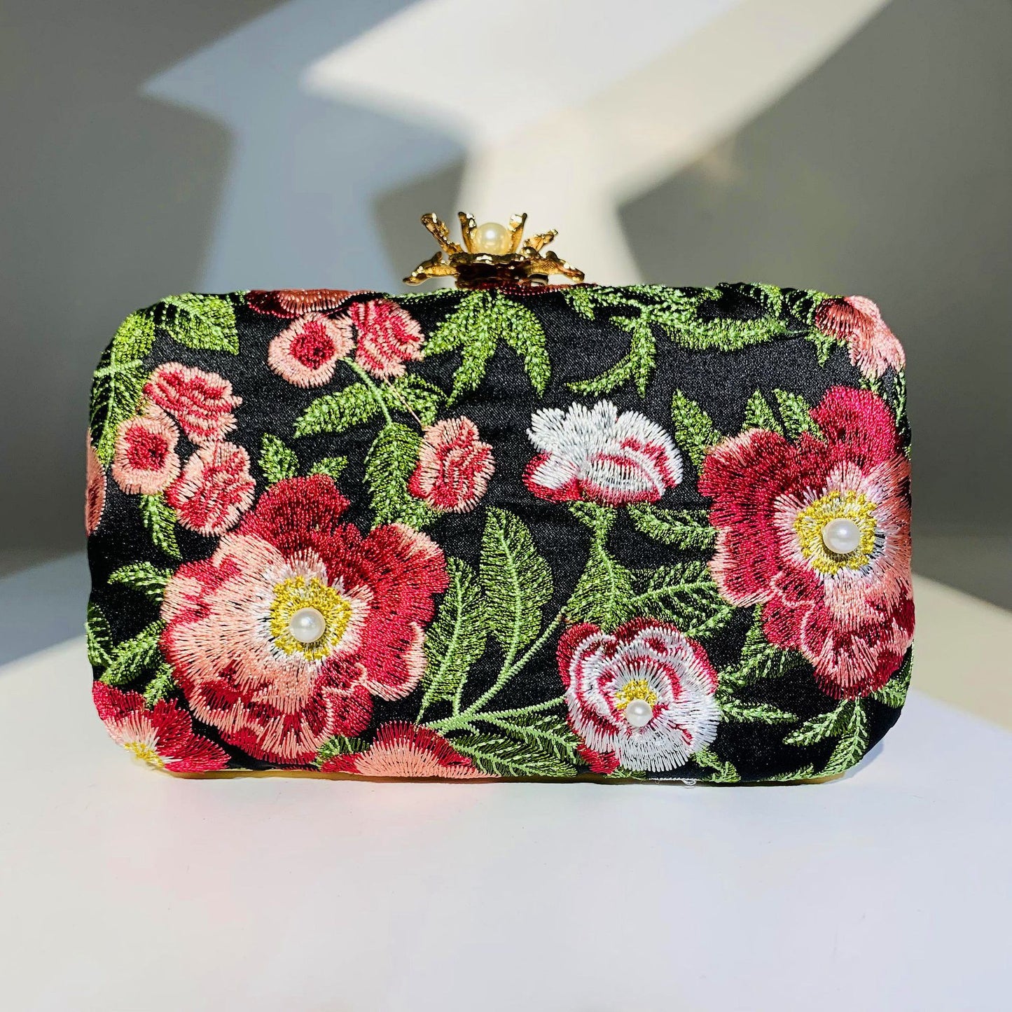 Women's Embroidered Handmade Beaded Vintage Pearl Banquet Dinner Bag