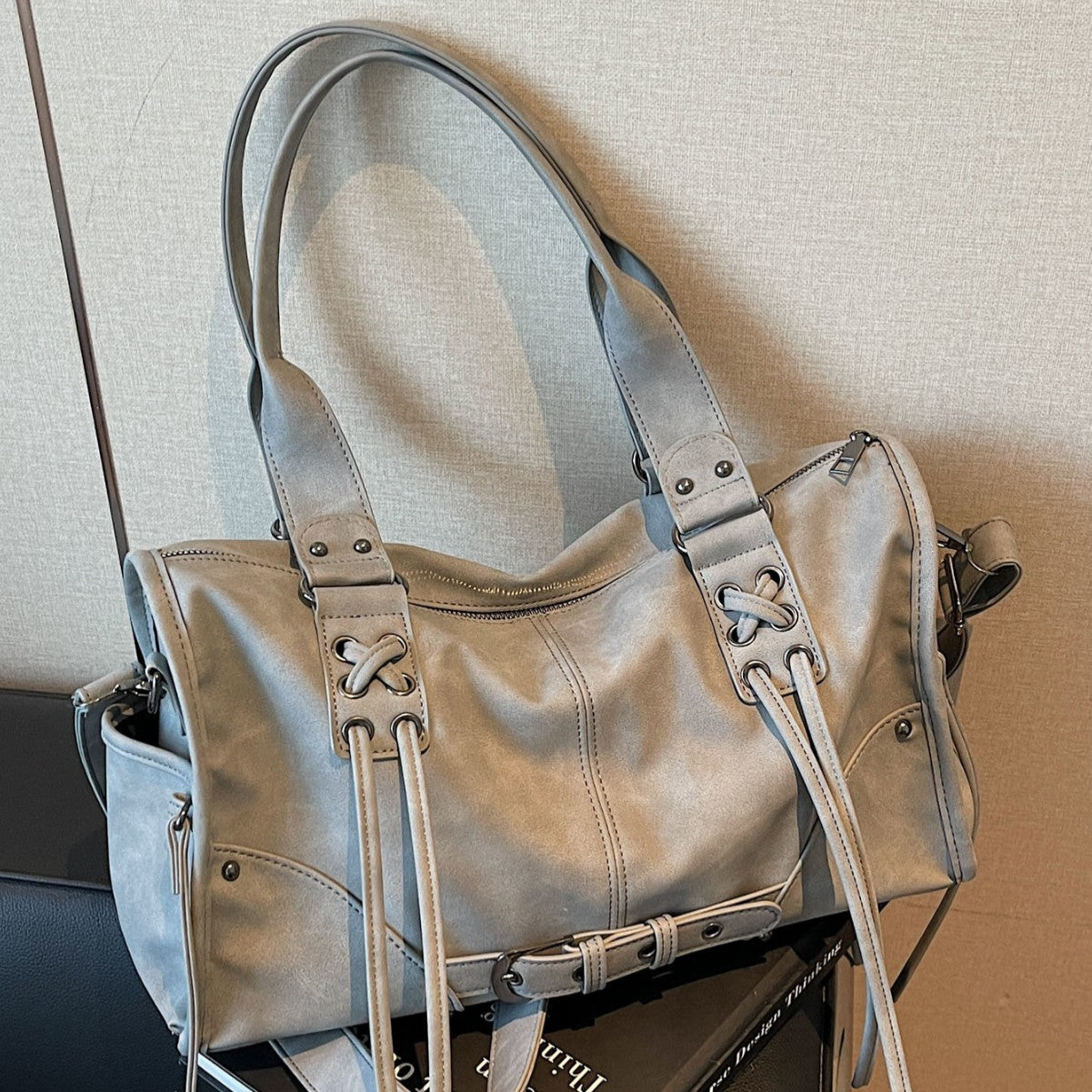 Women's Retro Fashion Commuter Large Capacity Simple Niche Pillow Tote Bag