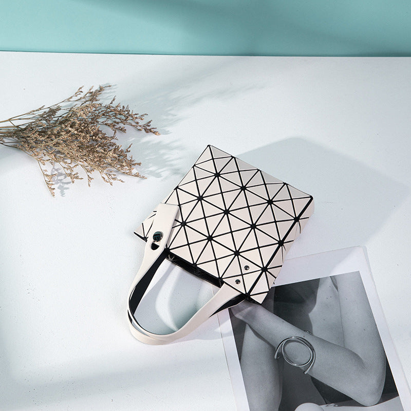 Women's Simple Rhombus Stitching Geometric Folding Commuter Chain Handbags