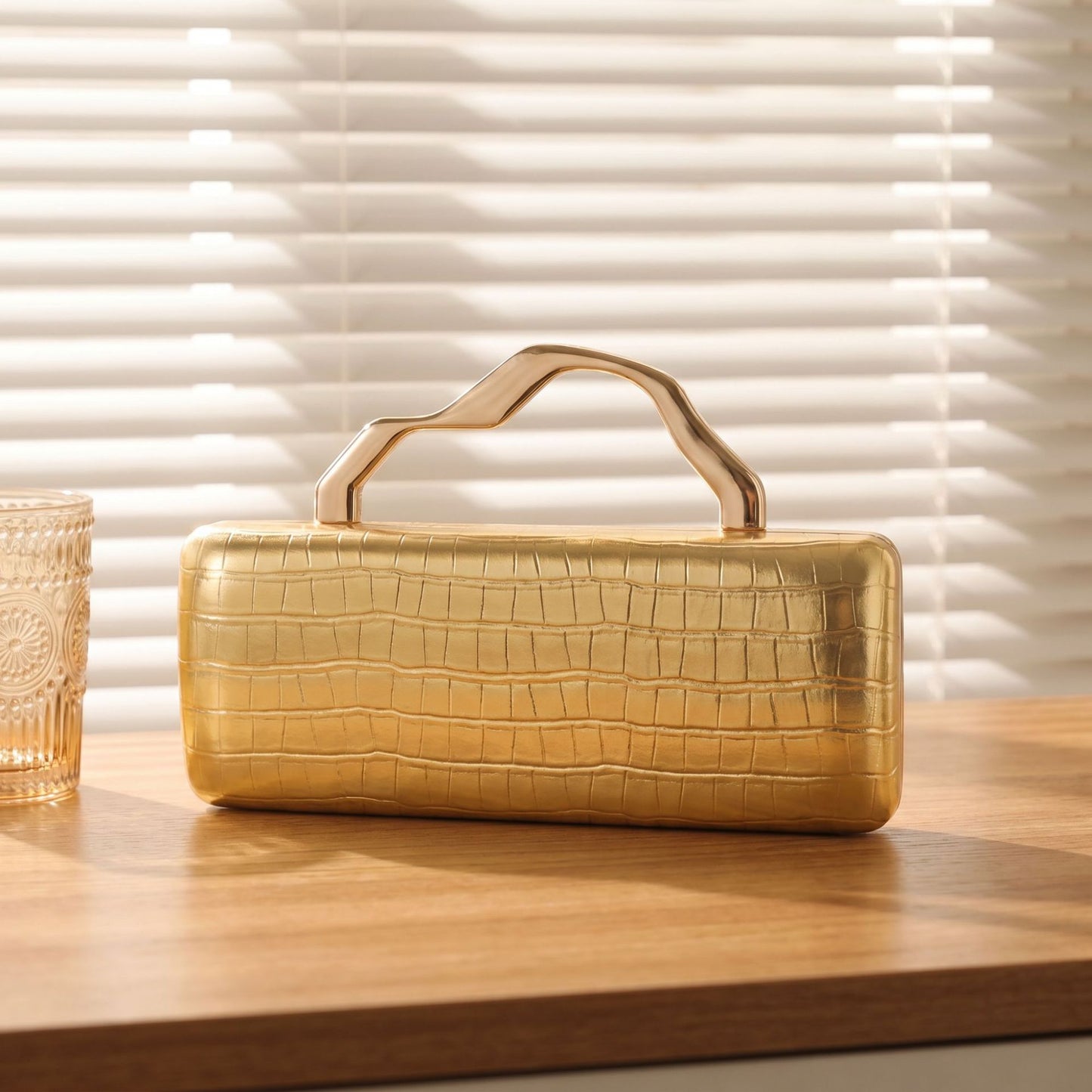 Versatile Light Luxury Golden Hand Holding Dinner Bag