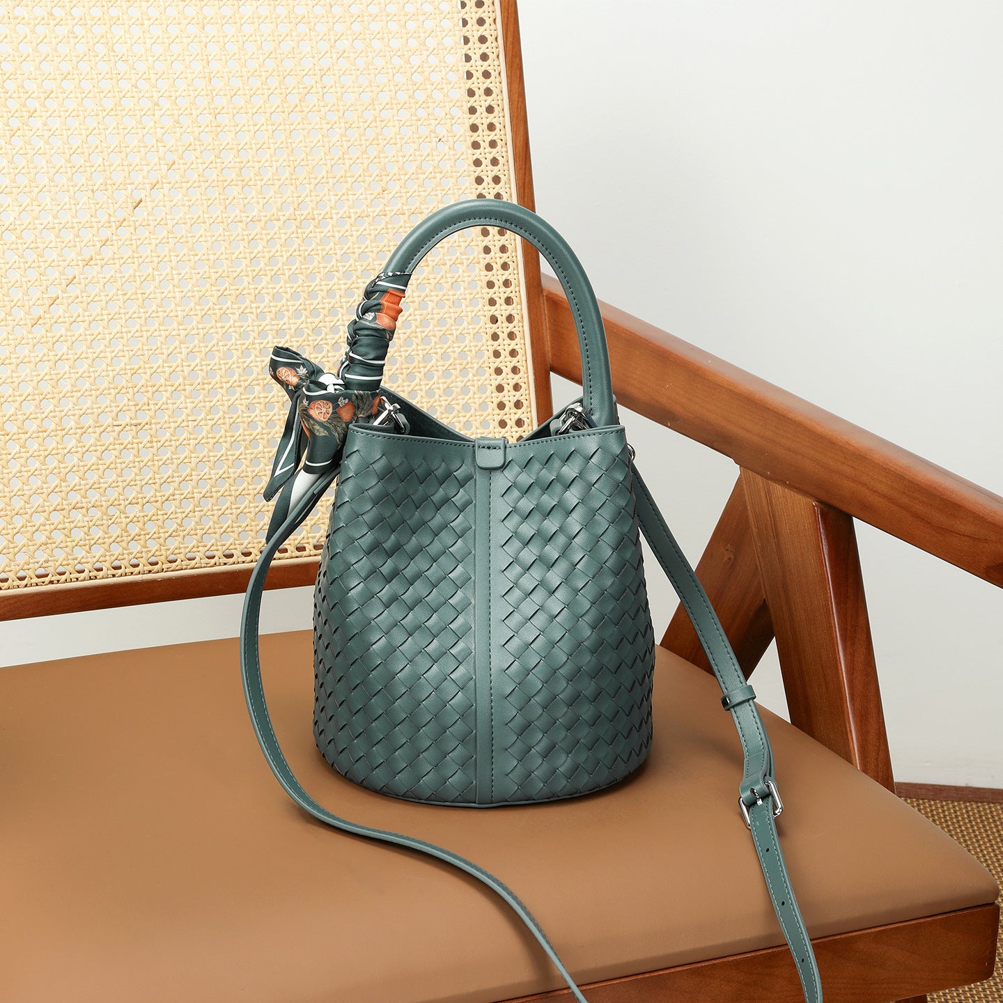 Women's Retro High-grade Authentic Weave Large Capacity Portable Vegetable Women's Leather Bag