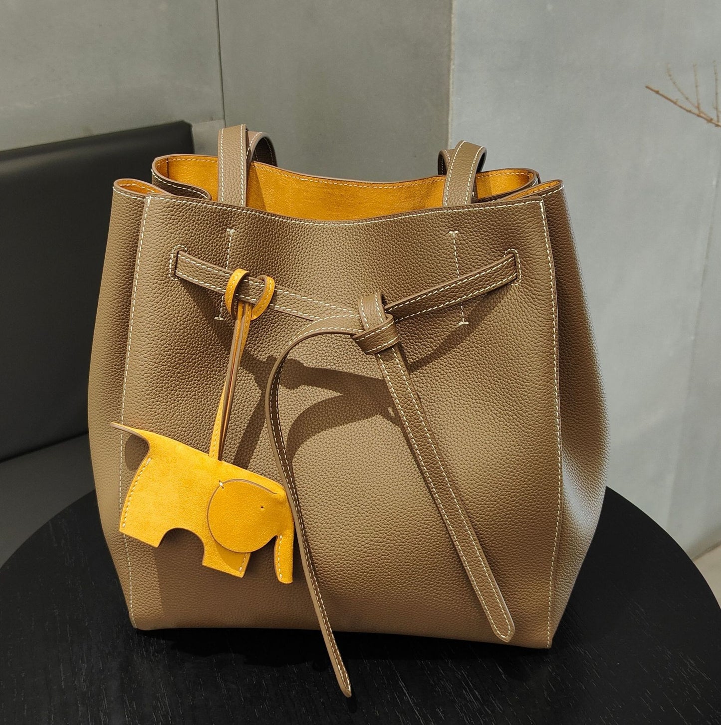 Women's Large Capacity Drawstring First Layer Cowhide Commuter Women's Shoulder Bag