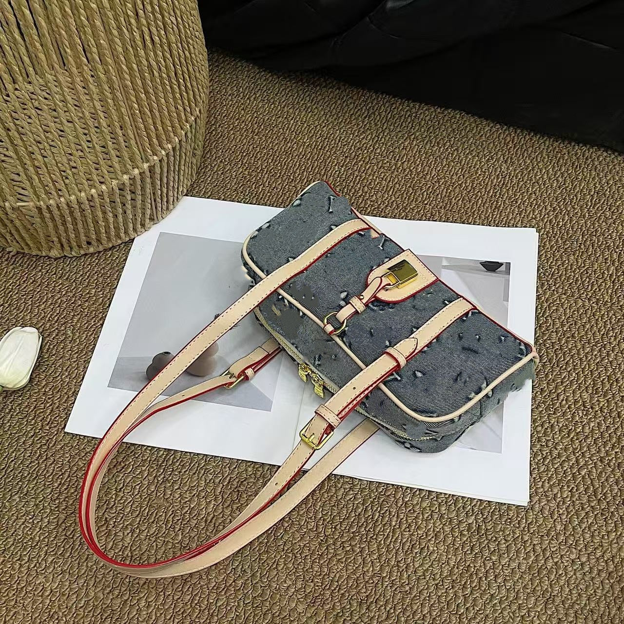 Women's Luxury Presbyopic Fashion High Sense Classic Style Women's Shoulder Bag